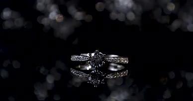 4K戒指钻戒爱情求婚情侣恋爱指环视频的预览图